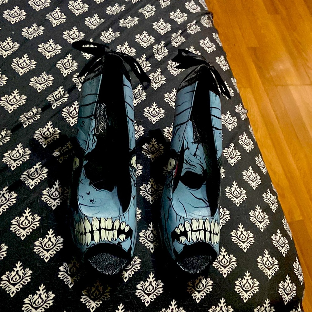 Iron fist high-heeled shoes